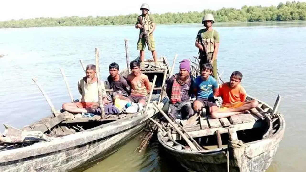 নাফ নদীতে আরাকান আর্মির হাতে আরও ৬ বাংলাদেশি জেলে আটক